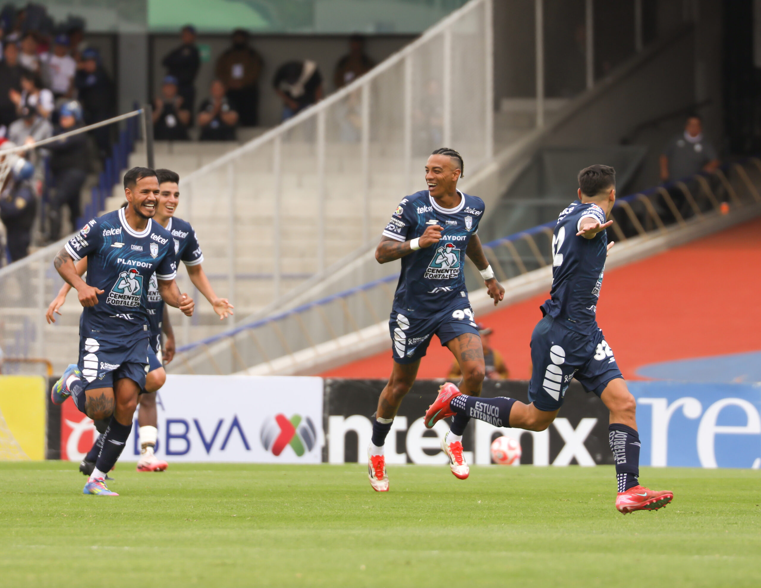 LOS JUGADORES del Pachuca celebran el tercer gol sobre los Pumas y que significó el triunfo en CU.