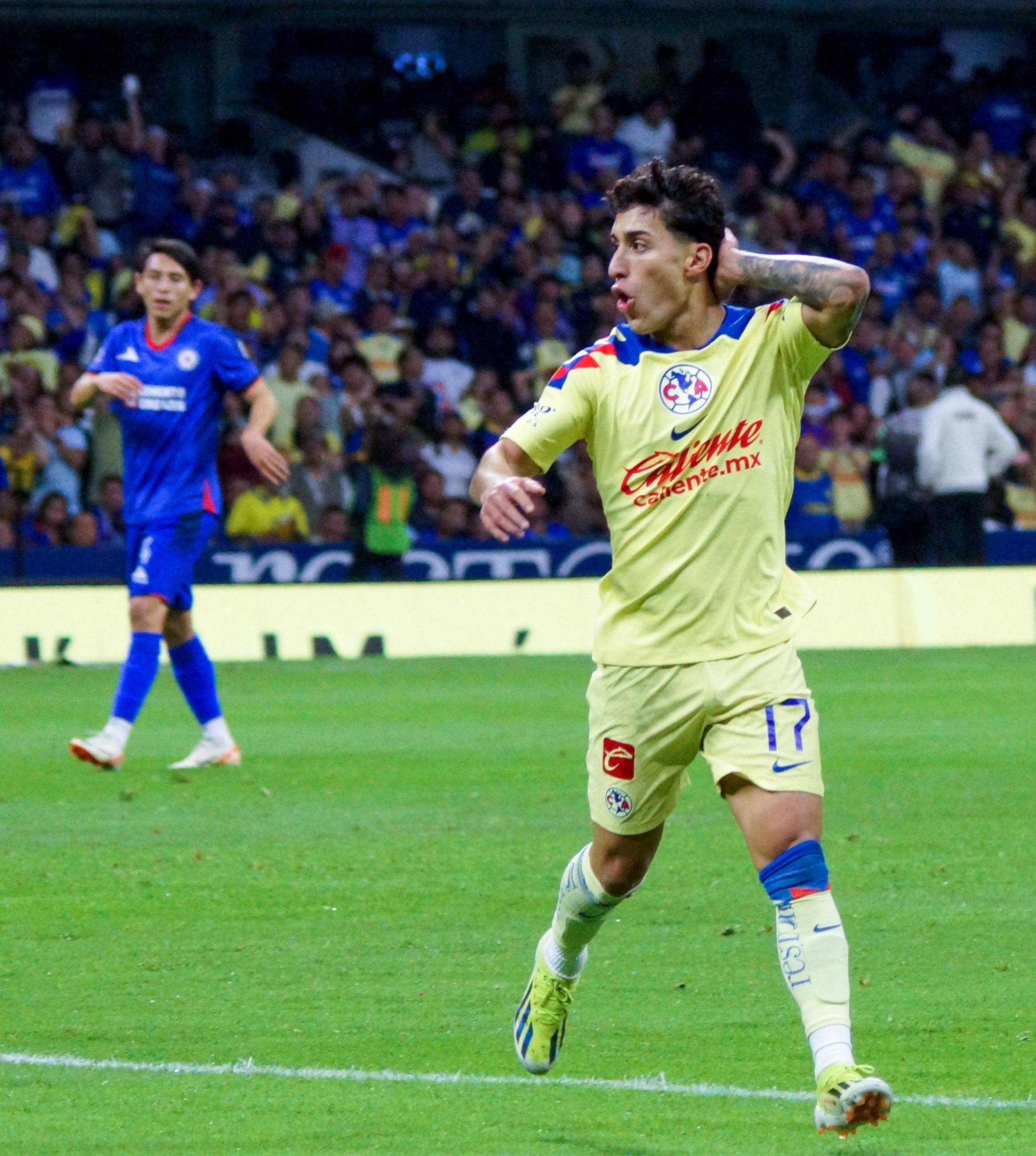 América derrota a Cruz Azul con todo y cuatro goles anulados