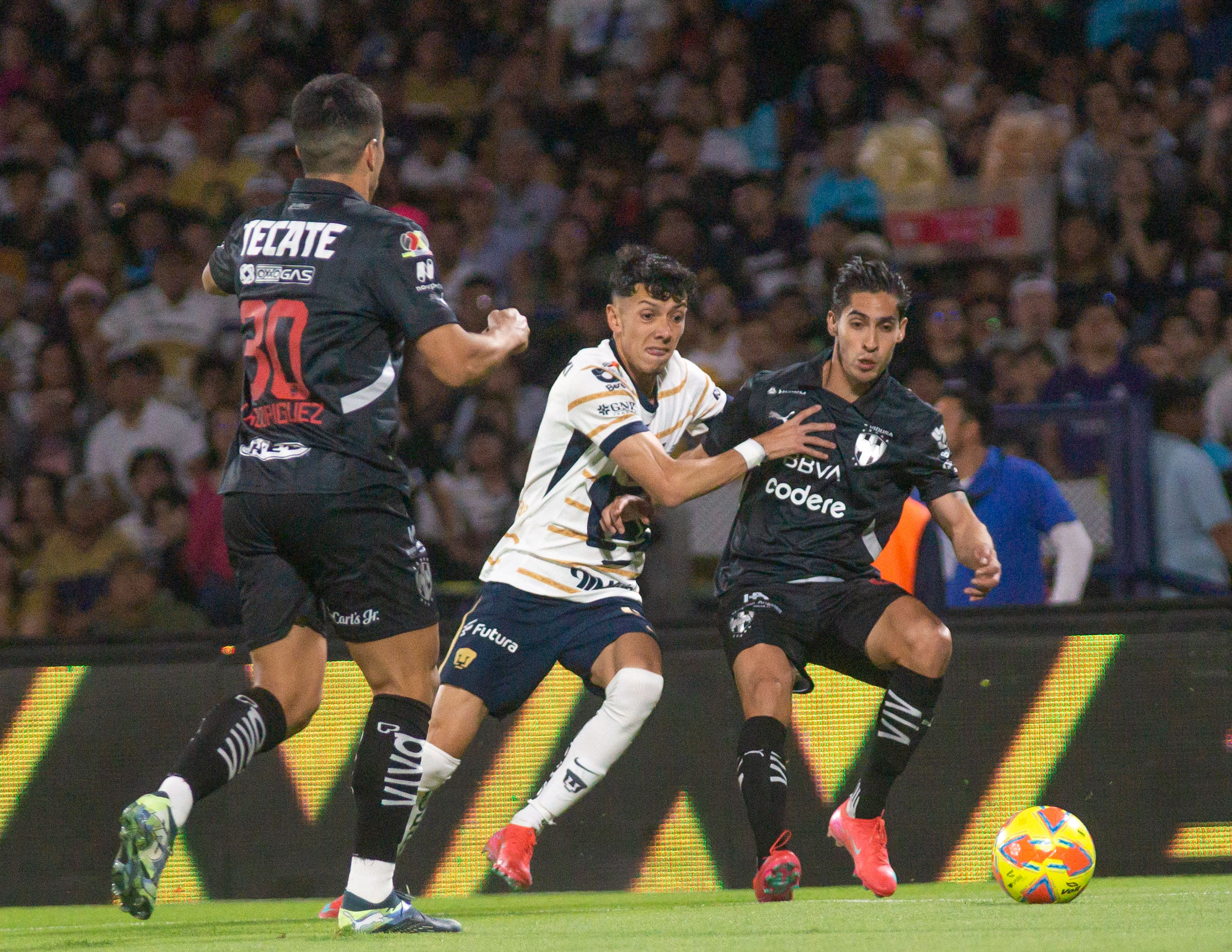 Con arbitraje tendencioso, los Pumas cayeron 1-3 contra Monterrey 