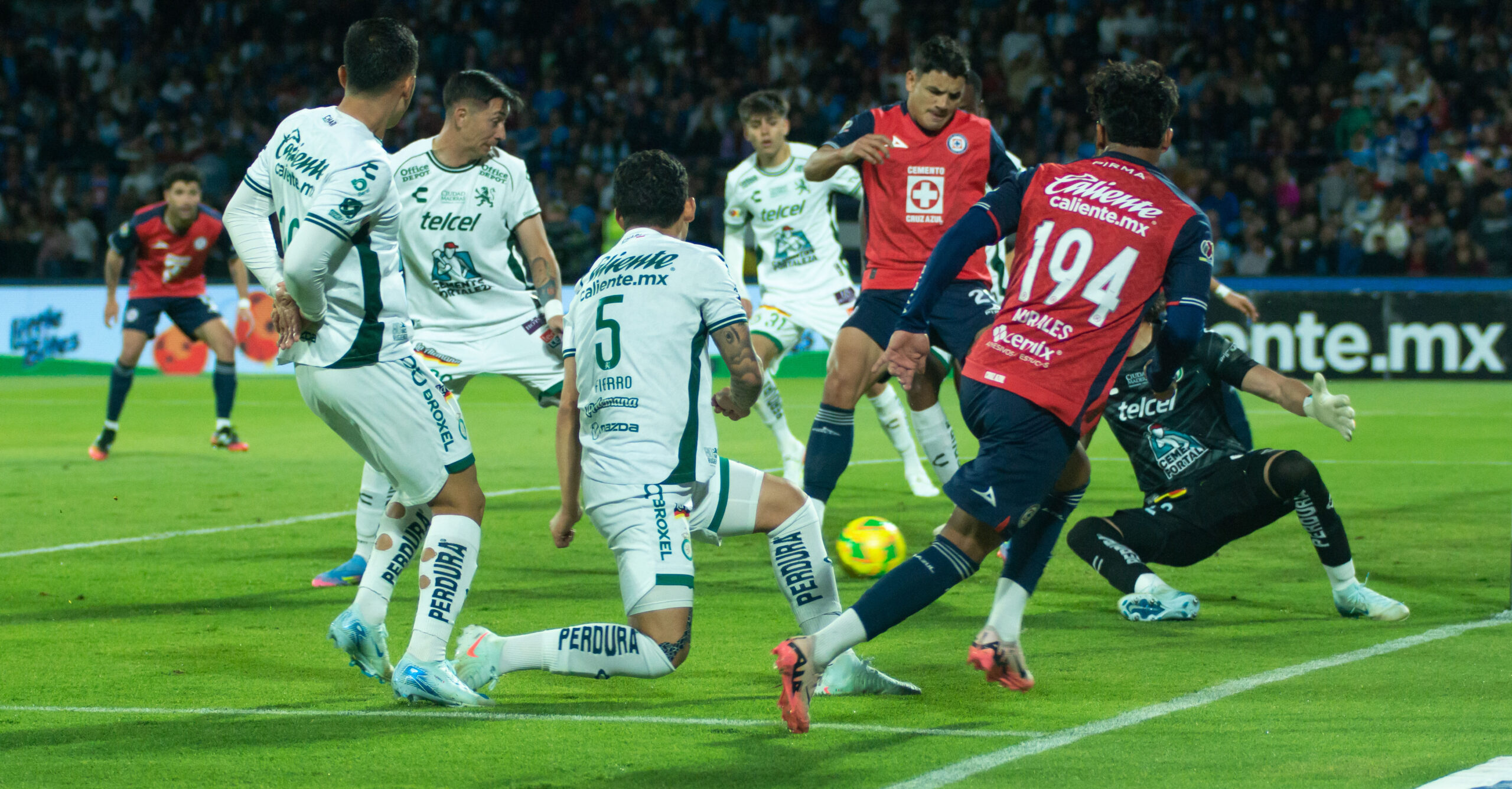 Cruz Azul gana 2-1 a los Esmeraldas de León, en un encuentro muy intenso