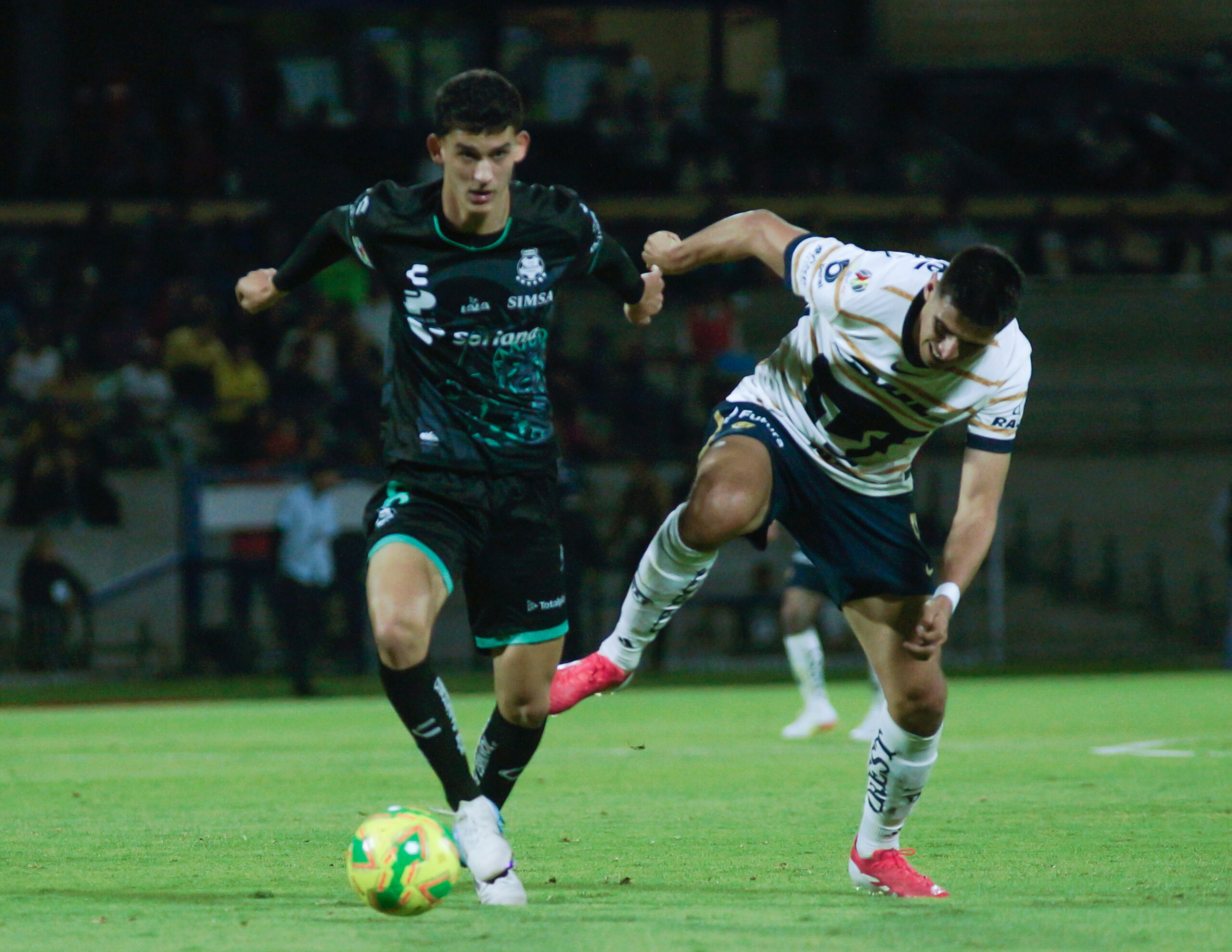 Pumas vence a Santos 