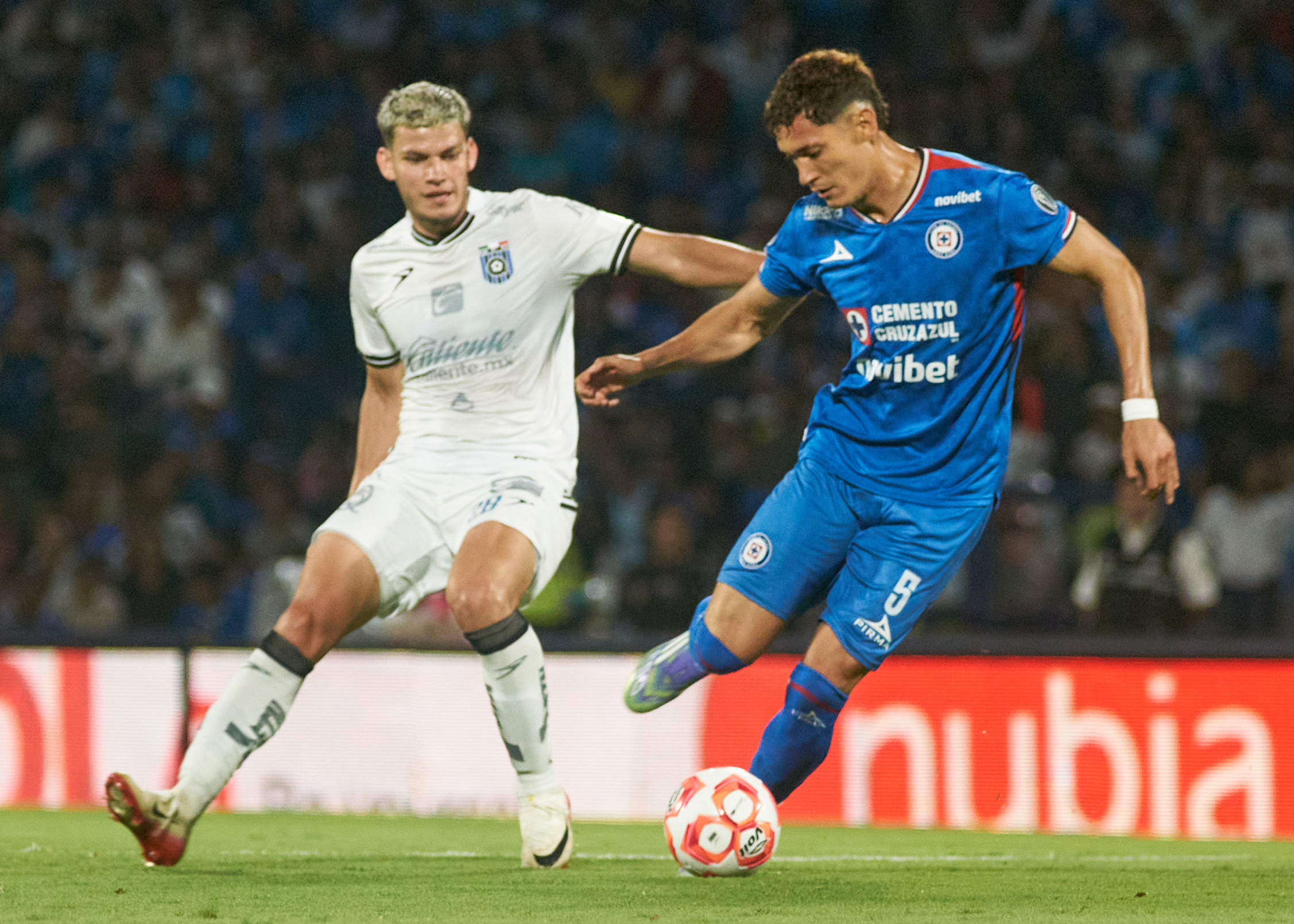Gallos y la Máquina del Cruz Azul dividen puntos, 2-2 empate en un encuentro muy disputado.